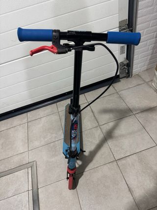 Patinete azul y rojo