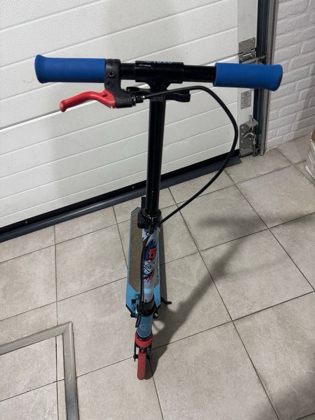 Patinete azul y rojo