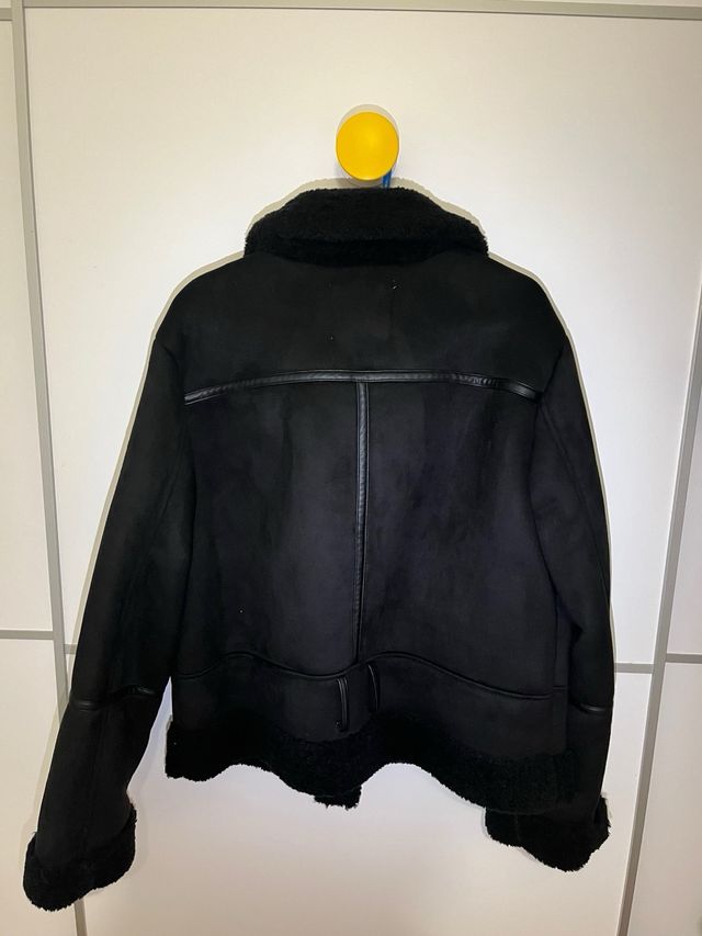 Abrigo Negro Piel Sintética y Pelo