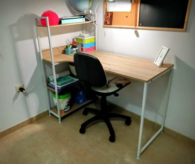 Escritorio de madera y metal