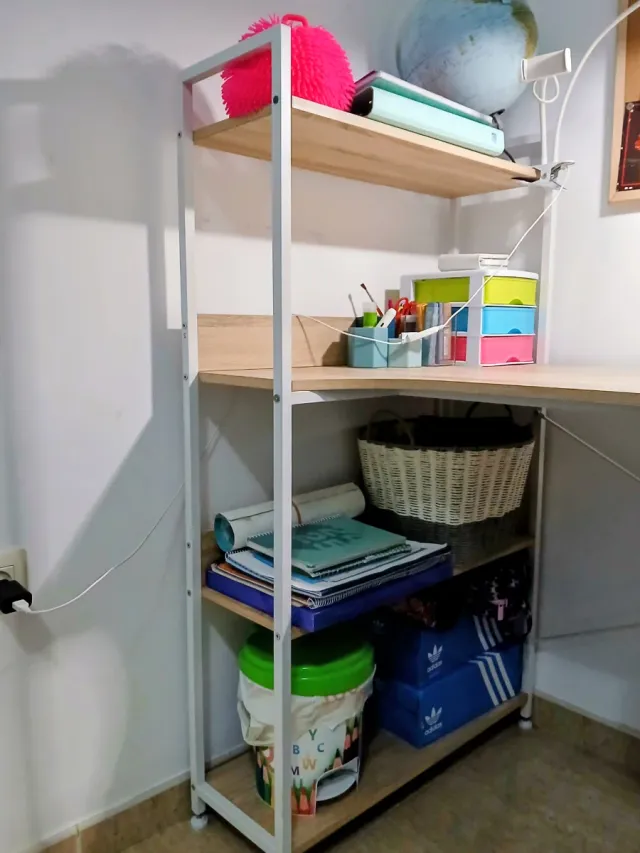 Escritorio de madera y metal