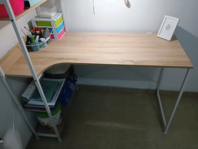 Escritorio de madera y metal