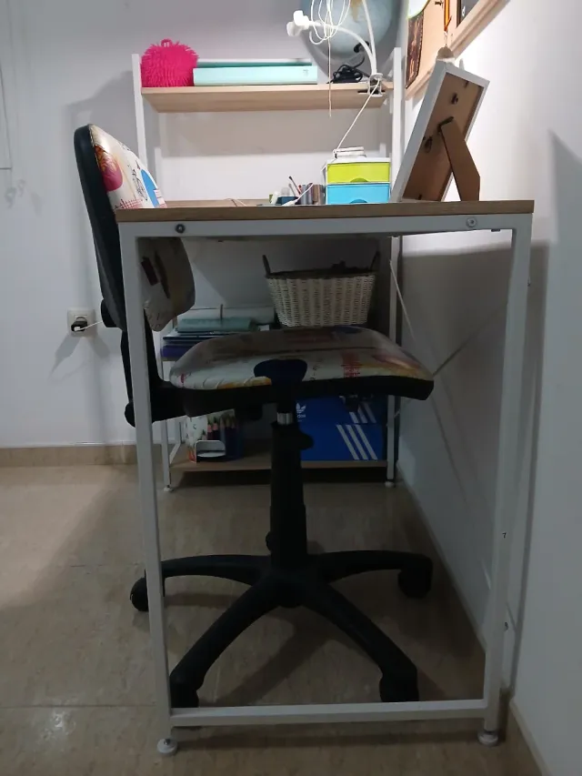 Escritorio de madera y metal