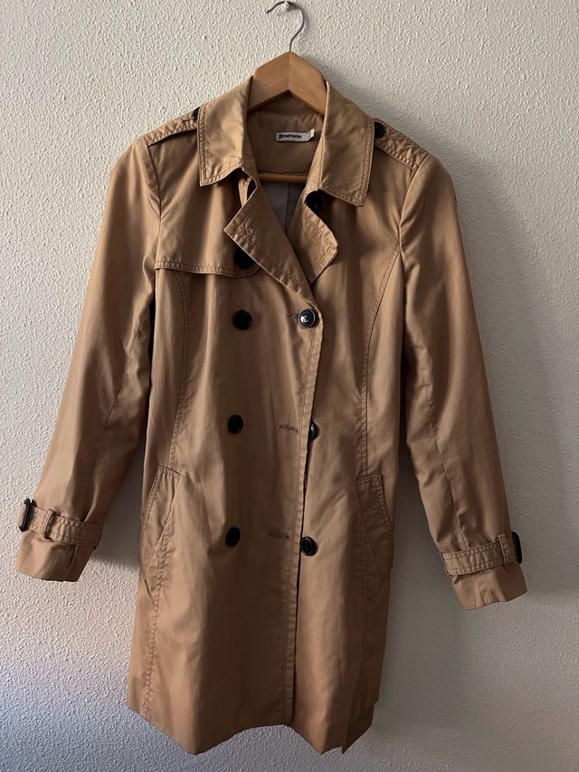 Gabardina Stradivarius corta Talla M