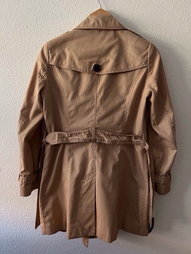 Gabardina Stradivarius corta Talla M