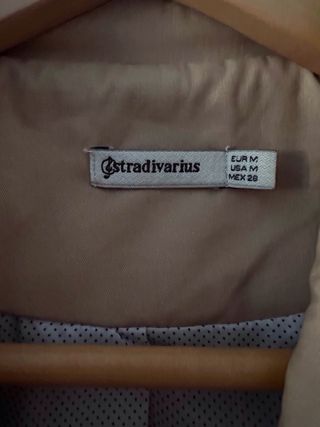 Gabardina Stradivarius corta Talla M