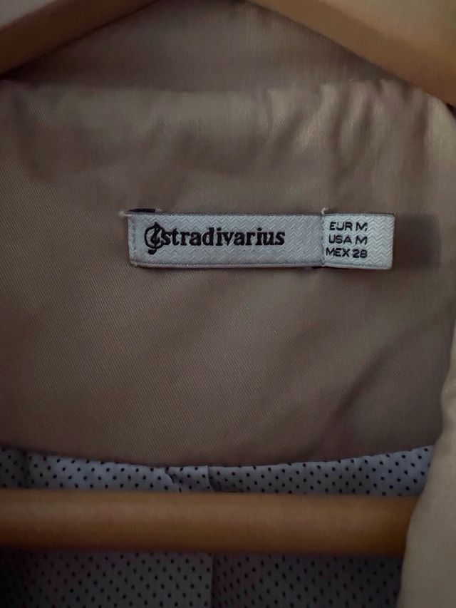 Gabardina Stradivarius corta Talla M