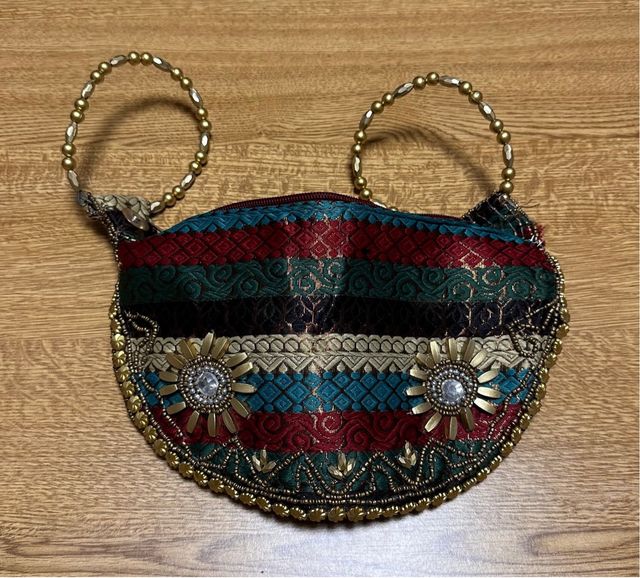 Bolso de mano étnico con pedrería