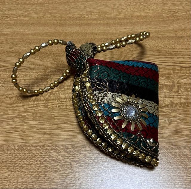 Bolso de mano étnico con pedrería