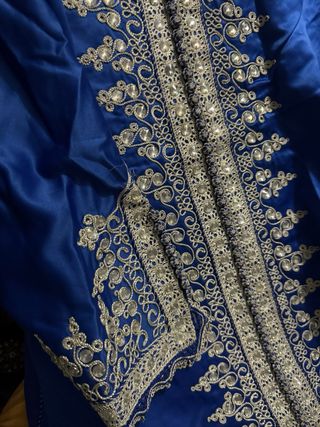 Kaftán azul con pedrería plateada