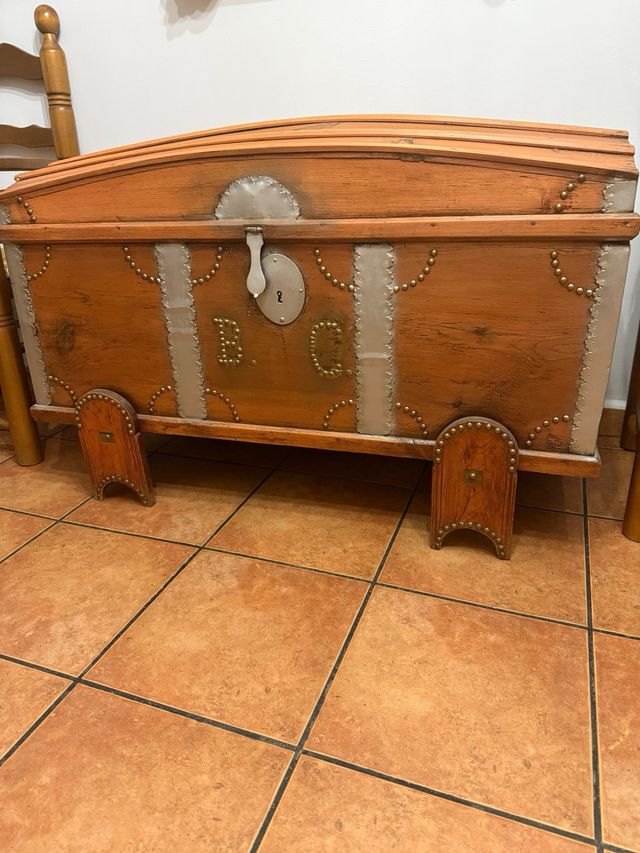 Baúl antiguo de madera y metal