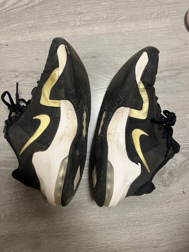 Zapatillas Nike Air Max Negras y Doradas