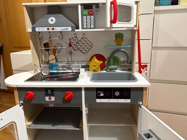 Cocinita de juguete de madera