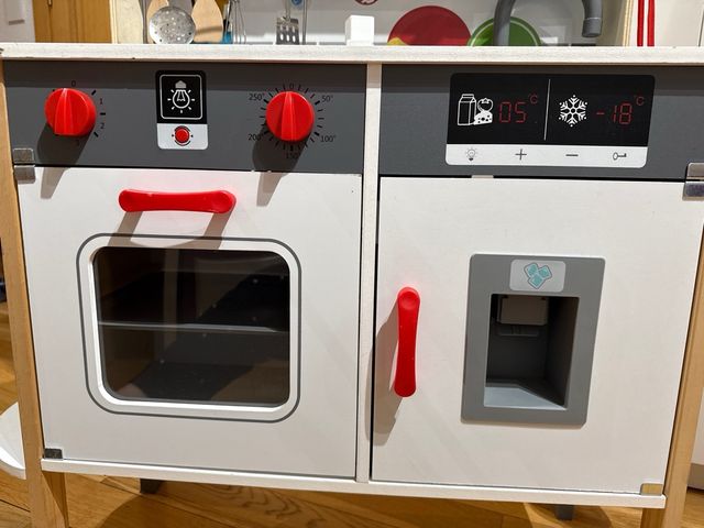 Cocinita de juguete de madera