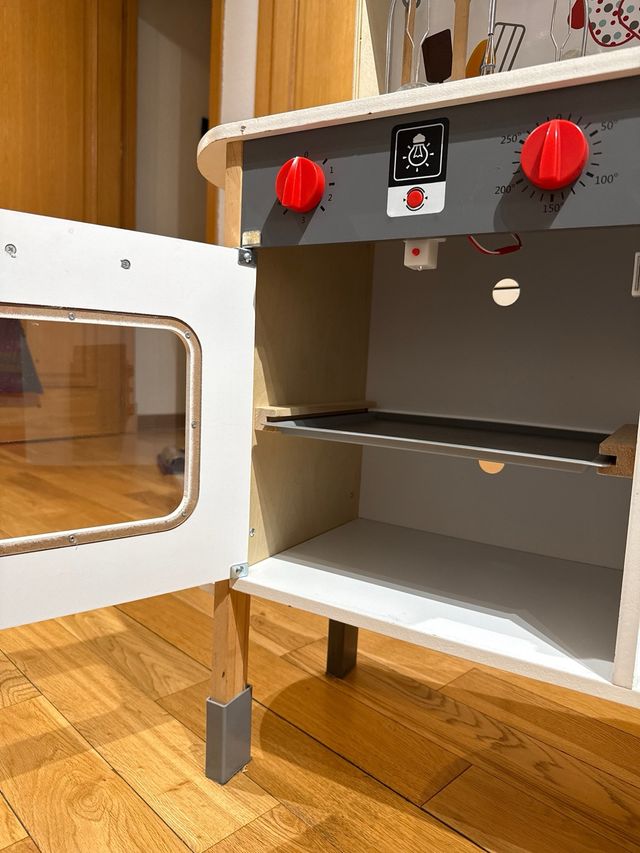 Cocinita de juguete de madera