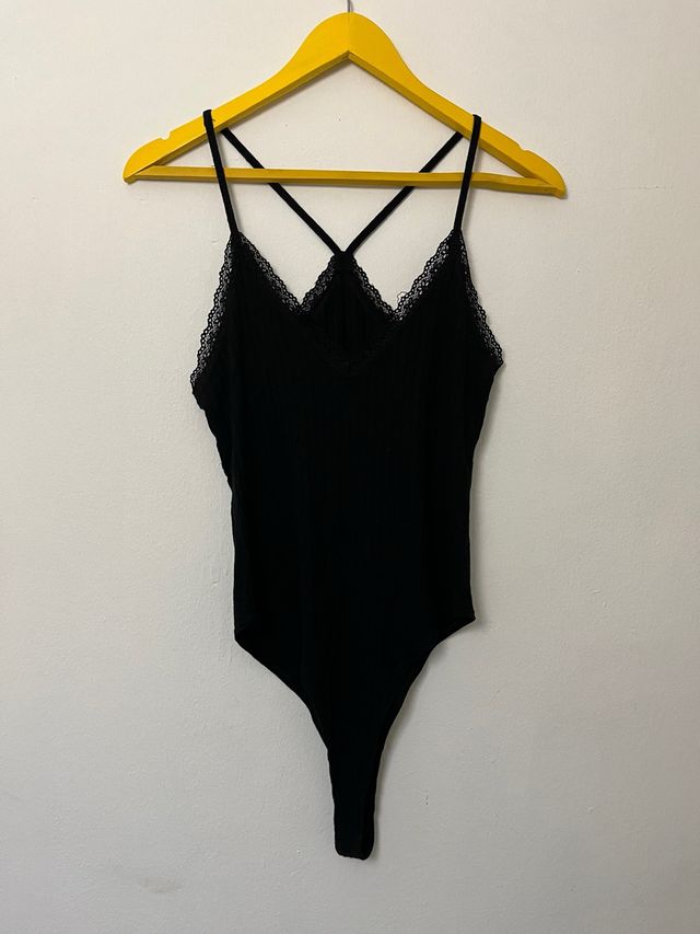 Body negro encaje tirantes cruzados