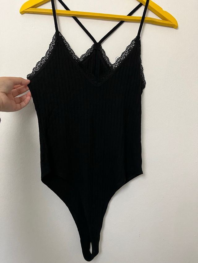 Body negro encaje tirantes cruzados