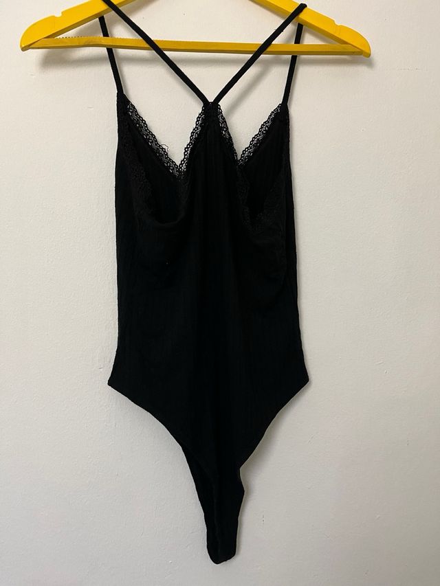 Body negro encaje tirantes cruzados