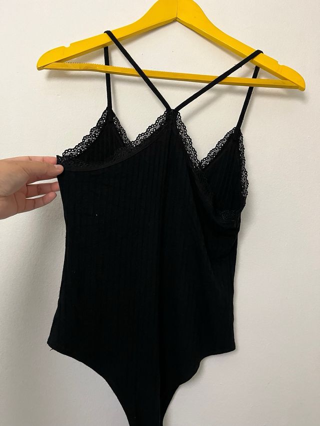Body negro encaje tirantes cruzados