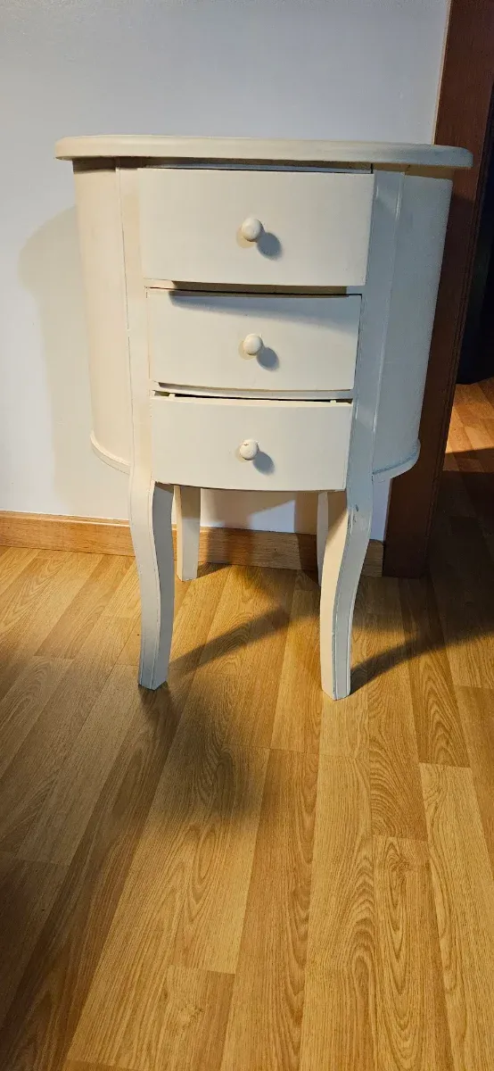 Mesita de noche de madera