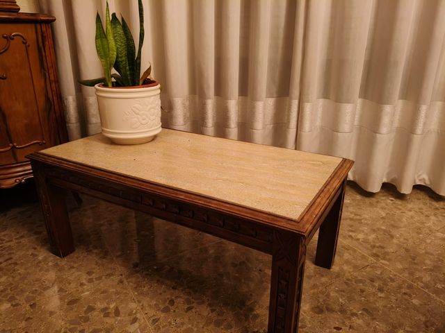 Mesa baja de madera y mármol