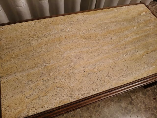 Mesa baja de madera y mármol