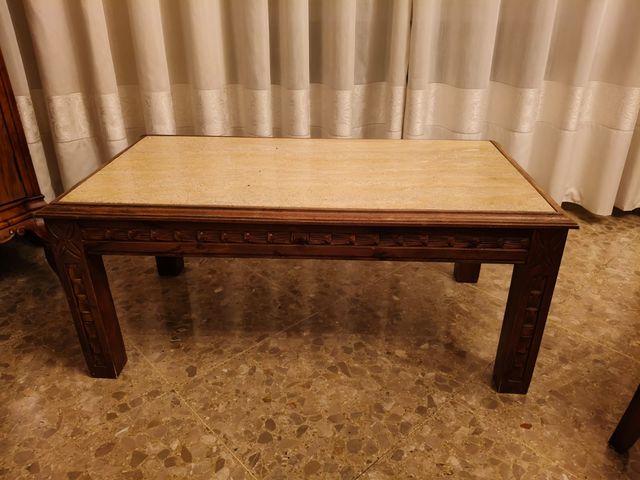 Mesa baja de madera y mármol