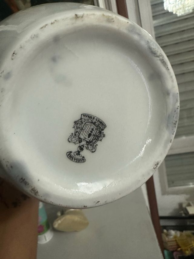 Jarrón de cerámica con diseño floral