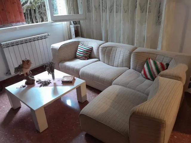 Sofá modular beige y multicolor