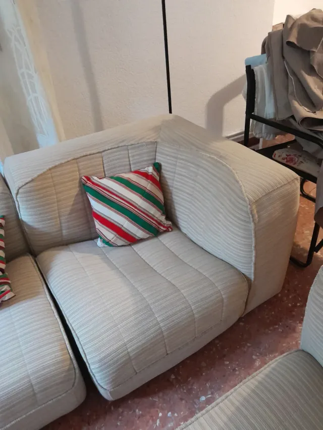 Sofá modular beige y multicolor