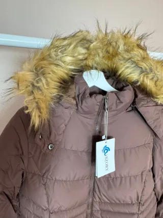 Abrigo largo marrón con capucha