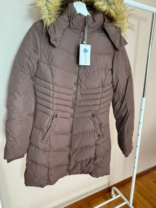 Abrigo largo marrón con capucha