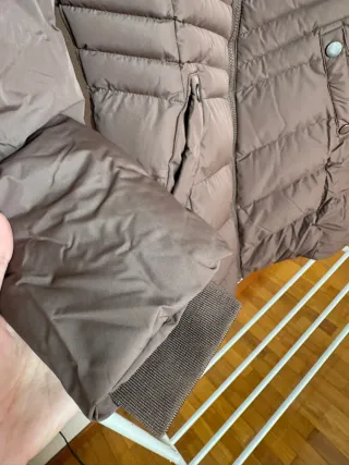 Abrigo largo marrón con capucha