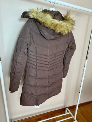 Abrigo largo marrón con capucha