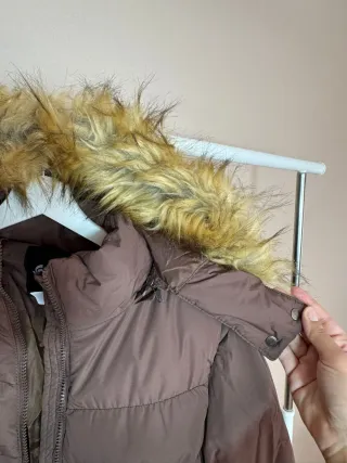 Abrigo largo marrón con capucha