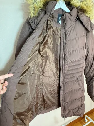 Abrigo largo marrón con capucha