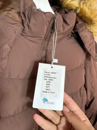 Abrigo largo marrón con capucha