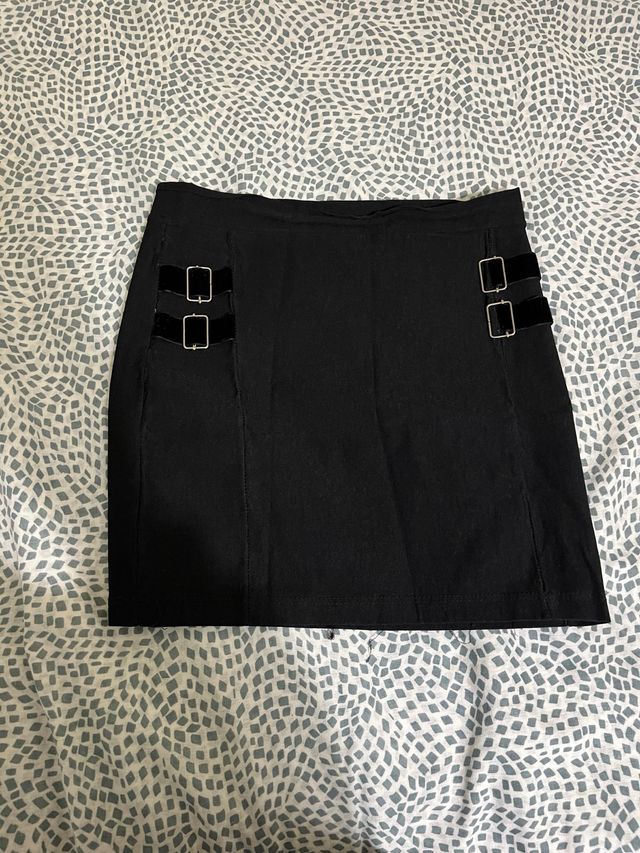 Falda negra con hebillas