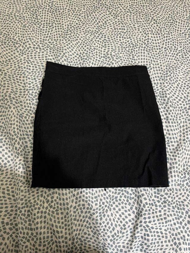 Falda negra con hebillas