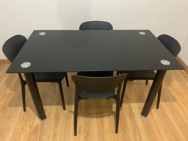 Mesa de cocina cristal color negro y cuatro sillas