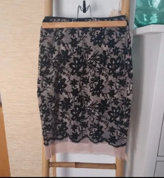 Falda midi Zara encaje beige y negro