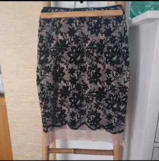 Falda midi Zara encaje beige y negro