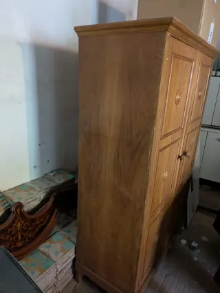 Guardaroba in legno massello