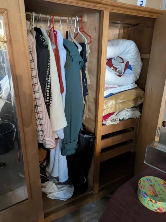 Armario de madera maciza