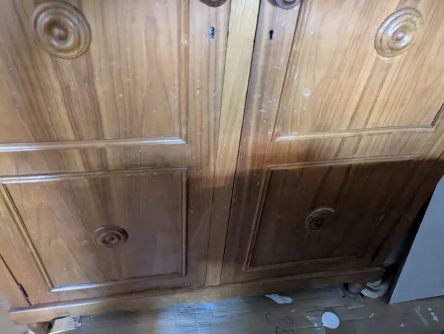 Armario de madera maciza