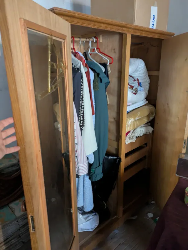 Armario de madera maciza