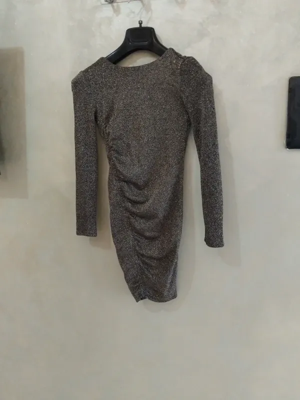 Vestito grigio-argento scintillante