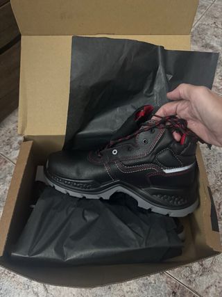 Botas de seguridad negras y rojas