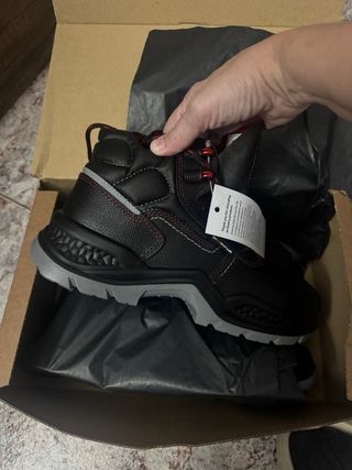 Botas de seguridad negras y rojas