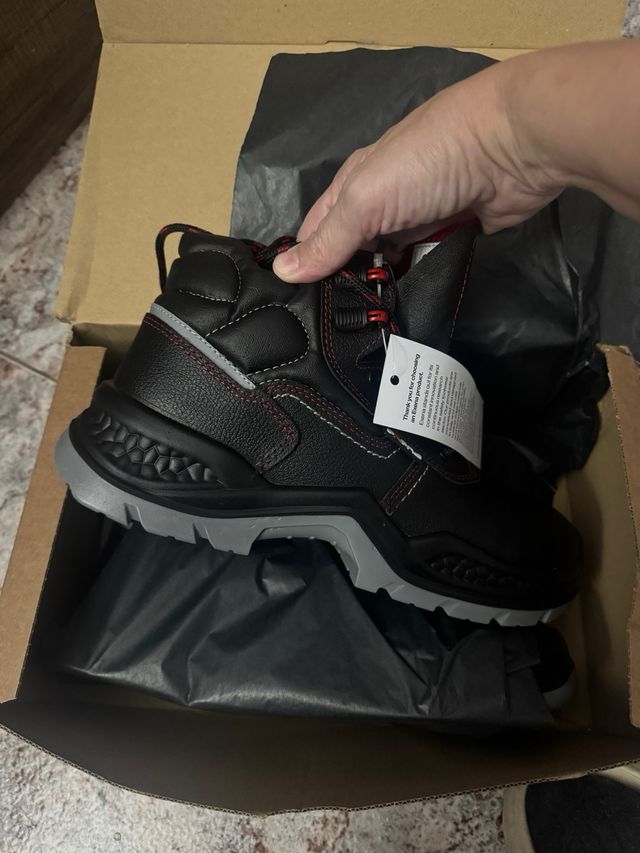 Botas de seguridad negras y rojas